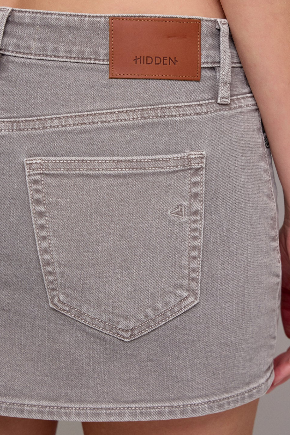 Hidden Peyton Low Rise Mini Skirt